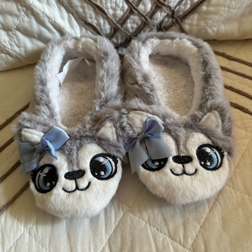 Girls Slippers- Size Small (5/6) 🧸